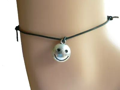 Ziegen Lederband Fußkettchen Emoticon Smiley Charm größenverstellbar Farbwahl